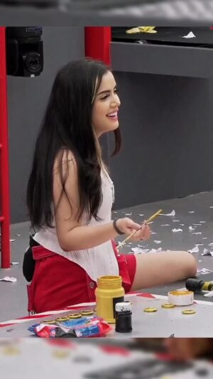 Azma Fallah Instagram - Kider Dalu ??? Washroom mein😂😂😂
.
@jiohotstar #thesociety #thesocietyonjiohotstar