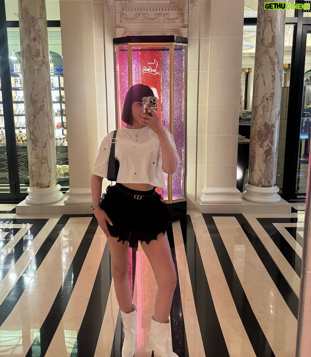 Azza Slimene - 105K Likes - _ Random ✨