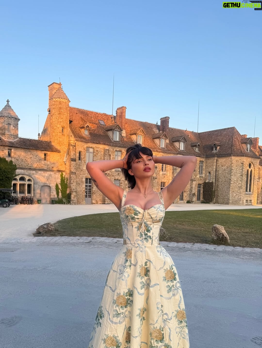 Azza Slimene - 127.1K Likes - _ 🌷 🏰 👸🏻