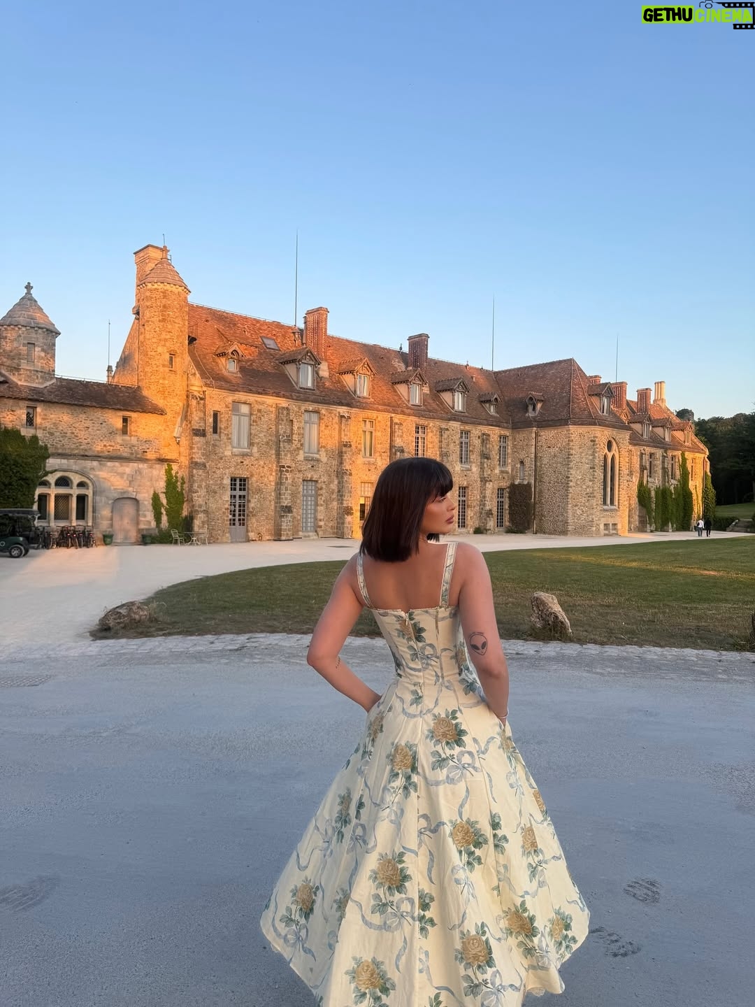 Azza Slimene - 127.1K Likes - _ 🌷 🏰 👸🏻
