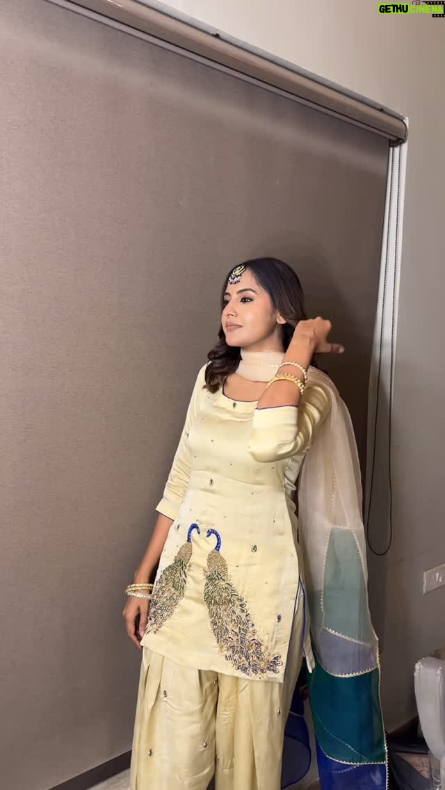Baani Sandhu - 173K Likes - Mera number mangey j koi das dinni ha 

mai ohnu jatt di jutti da number ni 🥾

Morni Majhe di ❤️🦚

Outfit @therubaofficial