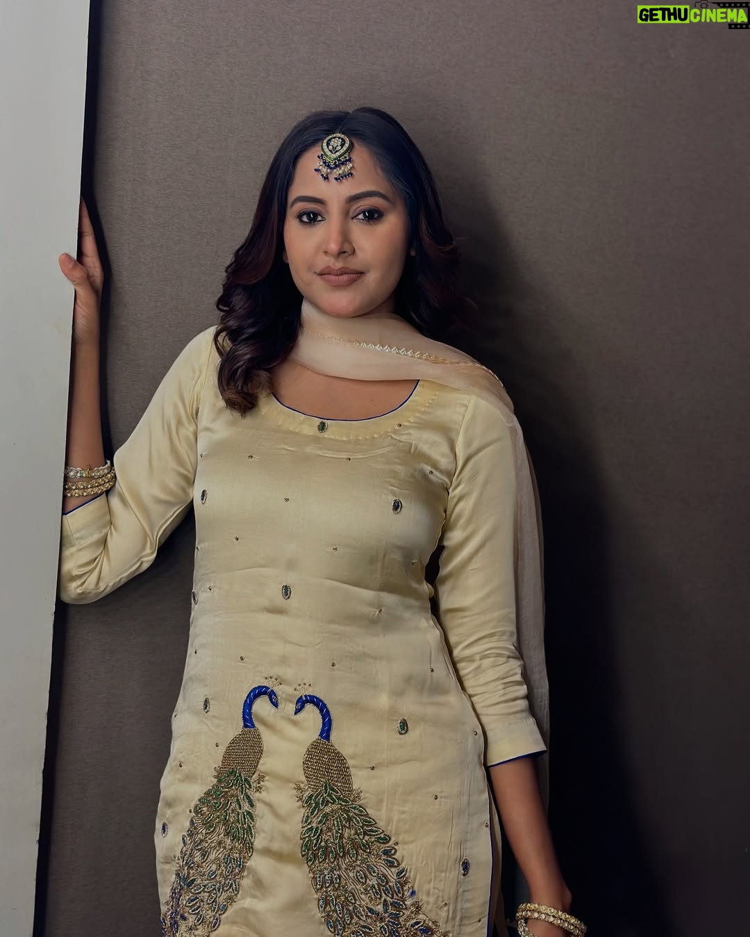 Baani Sandhu - 172K Likes - Suit Utte v Mornian Pwaiyan c “ Morni Majhe Di “ ne 🙆‍♀️🙆‍♀️ 
Outfit @therubaofficial 
❤️❤️
