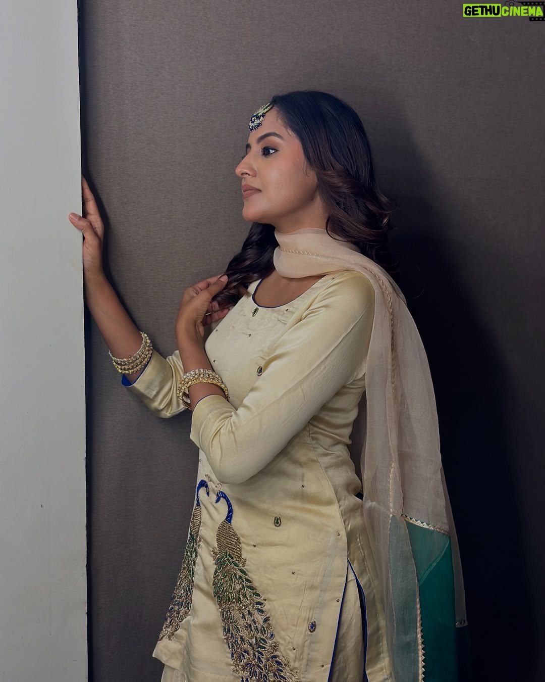 Baani Sandhu - 172K Likes - Suit Utte v Mornian Pwaiyan c “ Morni Majhe Di “ ne 🙆‍♀️🙆‍♀️ 
Outfit @therubaofficial 
❤️❤️