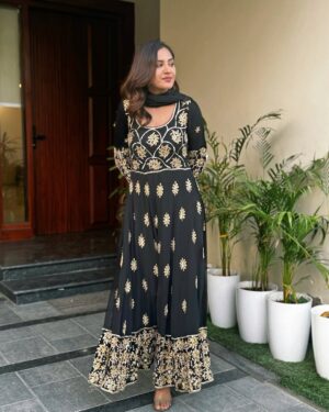 Baani Sandhu Instagram - Suitaan ch š« lagga
ohton v double lagga
jinni sohni lagdi hundi aw
Begi taash te ā„ļø
Outfit @abshaar_by_shupinderkhaira