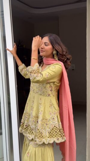 Baani Sandhu Instagram - Cheej Paunchi v aw chandra Doabe Di ā¤ļøā¤ļø
Outfit @turquoisestudiobysimran
Hair Topper @hairhauux
Earings @naazukjewels
Morni Majhe Di ā¤ļø