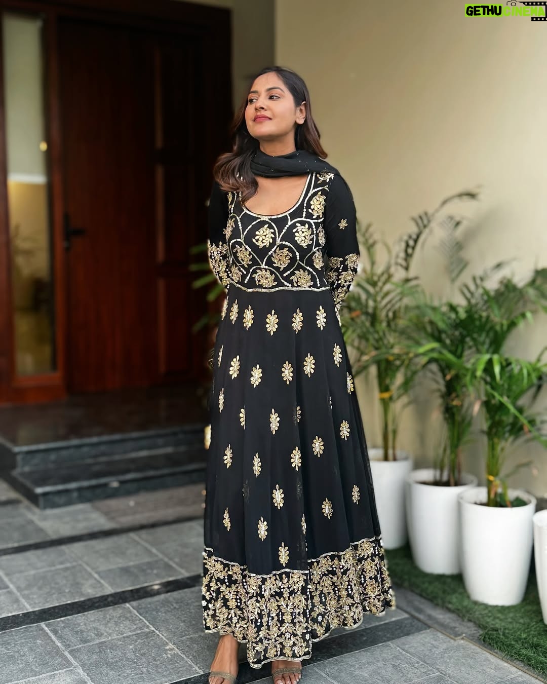 Baani Sandhu - 122.6K Likes - Suitaan ch 🔫 lagga 
ohton v double lagga 
jinni sohni lagdi hundi aw 
Begi taash te ♥️

Outfit @abshaar_by_shupinderkhaira
