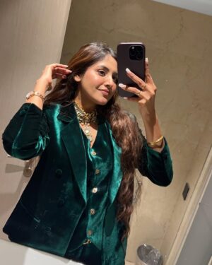 Baani Sandhu Instagram - ā¤ļøā¤ļø
.
.
Outfit @labelravneethayer