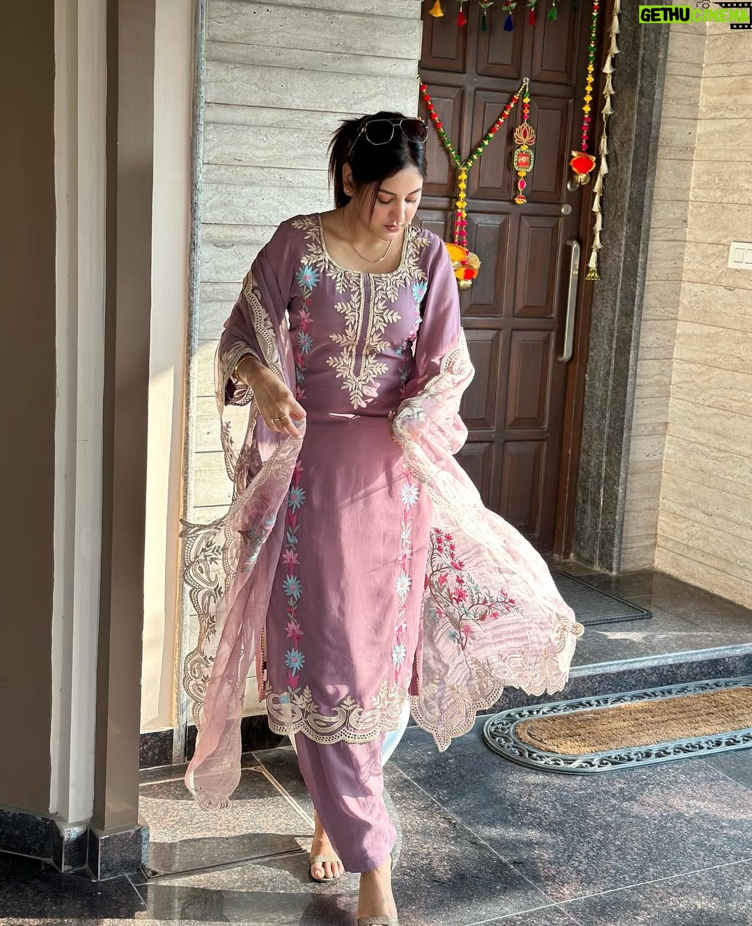 Baani Sandhu - 341.4K Likes - This month 💎💎💎💎💎 
.
.
Wearing @labelravneethayer
