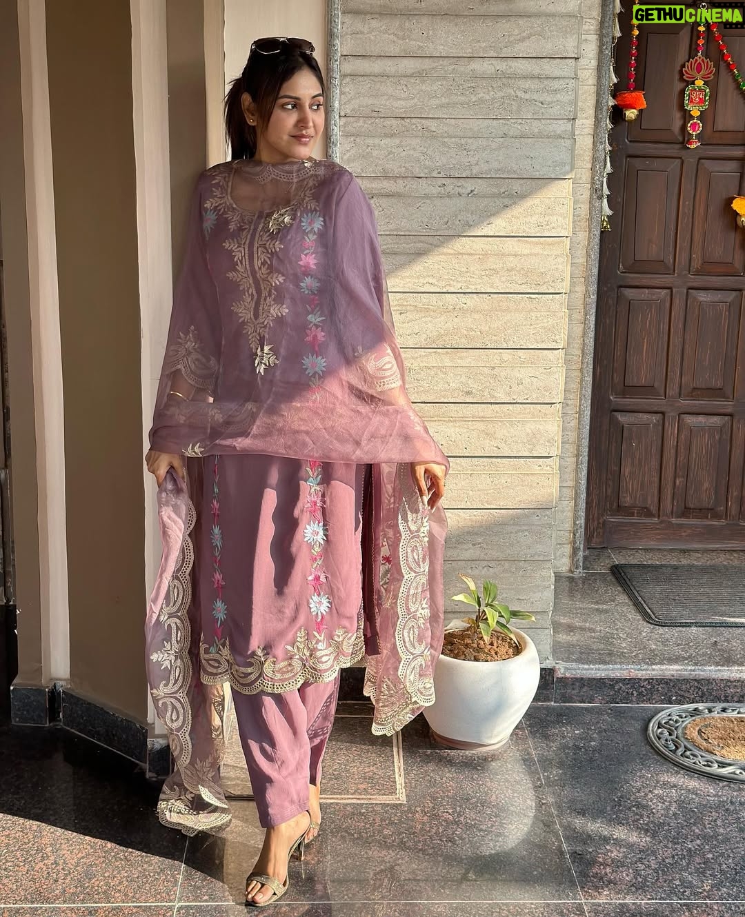 Baani Sandhu - 341.4K Likes - This month 💎💎💎💎💎 
.
.
Wearing @labelravneethayer