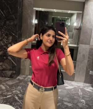 Baani Sandhu Instagram - The mirror reflects my light š¤·āāļøš
.
.
.
.
.
.
š«¶š«¶