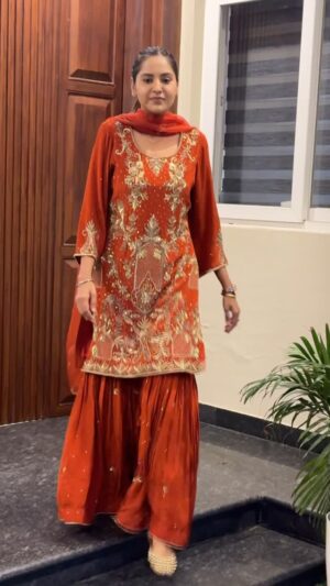 Baani Sandhu Instagram - Suit Paun laa tian mai shehri yakkian š¤š½
Dakuan Da Munda 13 June š
Outfit @mehnoor.in
Romantic Song Bout jaldi āļøāļø
