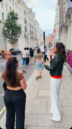 Baani Sandhu Instagram - Dabdian Aglian kittey ? š
Beebian kehndian Punjabi sikhni aw ji ššāļø #londondiaries