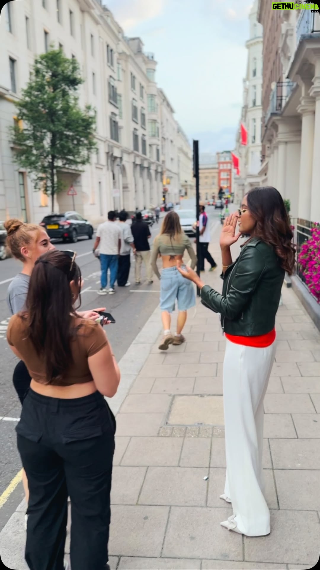 Baani Sandhu - 145.7K Likes - Dabdian Aglian kittey ? 😆
Beebian kehndian Punjabi sikhni aw ji 😀😀✌️ #londondiaries