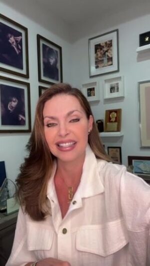 Bárbara Palacios Instagram - Hoy en el live “Movidos para Servir” junto Claudia Cuyun @claudiacuyun psicóloga clínica, hablamos sobre :

Parte 2: ¿Eres Dependiente Emocional?

Esta es una Iniciativa de mi Fundación @movedtoserverinternational ( Movidos Para Servir Internacionalmente) con el propósito de aportar conocimientos y herramientas a todas las personas, muy especialmente a las víctimas de violencia doméstica y abuso infantil. 

No te pierdas este video y compártelo para que más personas puedan aprender y prepararse con valentía para prevenir, denunciar y alertar sobre abusos o situaciones tóxicas. 

Recuerda tú puedes ayudar a salvar vidas 🙌🏻

DIOS te Bendiga Inmensamente ❤️

#MovidosParaServir #MovedToServe #MovidosParaServirInternacionalmente  #Familias #Defender #Ayudar #NoALaViolenciaDomestica #NoAlAbusoInfantil