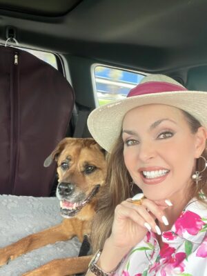 Bárbara Palacios Instagram - Mi peludo Steve 🐕 me acompaña al retiro de  @unpluggedwmn donde estaré compartiendo mi conferencia con preciosas mujeres 😍❤️🔥

DIOS te Bendiga Inmensamente 💫

#Conferencia #RetiroDeMujeres #inspiración #Inspiration #SerMejorQueAyer #DIOS #BarbaraPalacios #MissUniverse  #Evangelista #Autora #Conferencista #Teologa #LifeCoach #InspiradoraUniversal  #MaestraDeLaInspiracion 💖