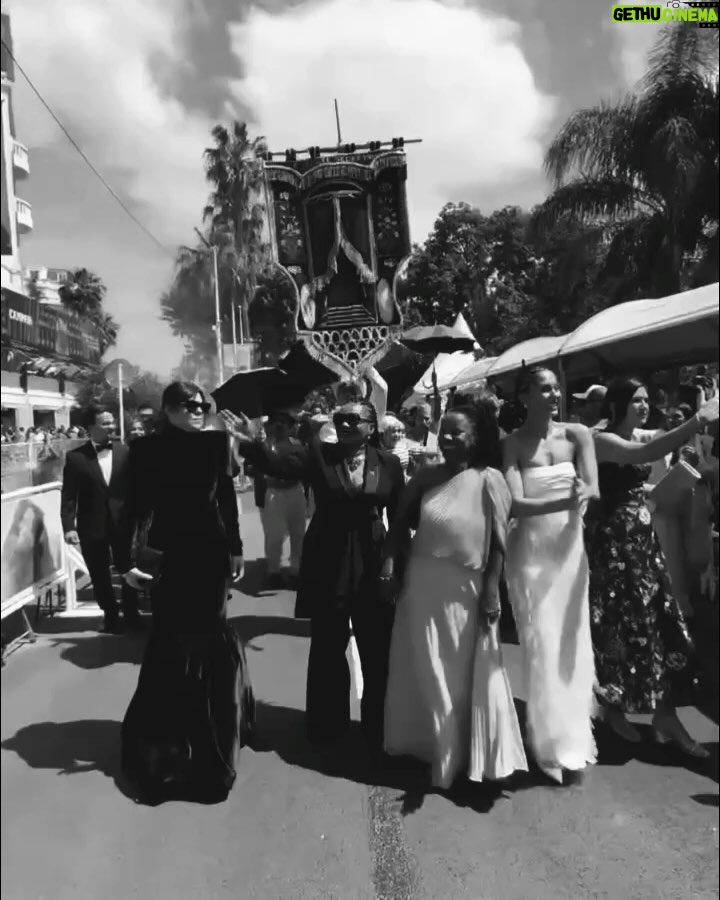Barbara Paz - 2.7K Likes - Cannes 2025. 
 
O cinema não tem fronteiras nem limites. É um fluxo constante de sonho. Orson Welles

obrigada  @vivirivaben @silenzo_urro 
look by @forcastudio  vcs arrasam muito
make @diocoelhomua adorável 

nossa comissão de frente estava linda ! Brasil brilhando na Croisette.
@margarethmenezes  @minc  @festivaldecannes