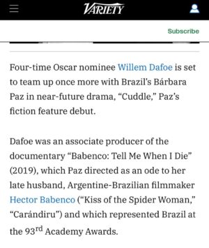 Barbara Paz Instagram - @variety
como diria Guimaraes Rosa .Eu estou só. O gato está só. As árvores estão sós. Mas não o só da solidão: o só da solistência.”
I am alone. The cat is alone. The trees are alone. But not the loneliness of solitude - the loneliness of solexistence.
@conspiracaofilmes em coprodução de @infinityhill_ Junto com minhas maravilhosas produtoras @renatabra @julianacapelini e se @axelkuschevatzk da nossa roterista @miacamargo e nosso argumento @vicviscomendonca e tantos parceiros como @sergiomagraner @danielamazzilli @cacagoulart_ @@____paulalima @anna4m_ @primeiroplanocom nessa longa jornada noite adentro Nosso CUDDLE nasce para abraçar a todos. Como um reflexo do nosso mundo contemporâneo - Num lugar onde as pessoas estão cada vez mais solitárias. O afeto se transformou em fibras óticas. Ame através de conexões Wi-Fi. Porém, o efeito fenomenológico é que as pessoas ficam extremamente carentes de carinho, de um simples abraço.In “Cuddle,” Dafoe plays Dante, a professional cuddler who offers platonic comfort to strangers craving connection. His clients range from the overwhelmed to the emotionally fragile, people searching for human touch in a world where affection has become rare and transactional. Behind his calm exterior, Dante struggles with a painkiller habit and a lonely existence, softened only by the quiet company of his dog. But when a surprising encounter disrupts his routine, it opens the door to a fragile and unexpected kind of intimacy.