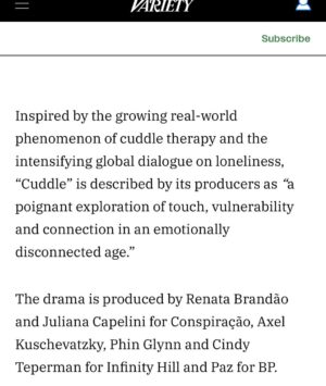 Barbara Paz Instagram - @variety
como diria Guimaraes Rosa .Eu estou só. O gato está só. As árvores estão sós. Mas não o só da solidão: o só da solistência.”
I am alone. The cat is alone. The trees are alone. But not the loneliness of solitude - the loneliness of solexistence.
@conspiracaofilmes em coprodução de @infinityhill_ Junto com minhas maravilhosas produtoras @renatabra @julianacapelini e se @axelkuschevatzk da nossa roterista @miacamargo e nosso argumento @vicviscomendonca e tantos parceiros como @sergiomagraner @danielamazzilli @cacagoulart_ @@____paulalima @anna4m_ @primeiroplanocom nessa longa jornada noite adentro Nosso CUDDLE nasce para abraçar a todos. Como um reflexo do nosso mundo contemporâneo - Num lugar onde as pessoas estão cada vez mais solitárias. O afeto se transformou em fibras óticas. Ame através de conexões Wi-Fi. Porém, o efeito fenomenológico é que as pessoas ficam extremamente carentes de carinho, de um simples abraço.In “Cuddle,” Dafoe plays Dante, a professional cuddler who offers platonic comfort to strangers craving connection. His clients range from the overwhelmed to the emotionally fragile, people searching for human touch in a world where affection has become rare and transactional. Behind his calm exterior, Dante struggles with a painkiller habit and a lonely existence, softened only by the quiet company of his dog. But when a surprising encounter disrupts his routine, it opens the door to a fragile and unexpected kind of intimacy.