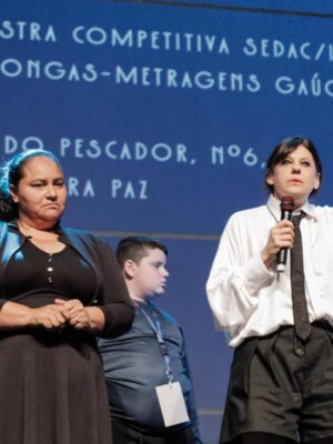 Barbara Paz Instagram - Rua do Pescador N6 com seu espanto perante o trágico tem emocionado .. . .@festivaldecinemadegramado Obrigada por estender o tapete vermelho para os meus persongens que ainda lutam para sobre(viver) depois de um fim .. Obrigada todos os meus queridos amigos da Ilha da Pintada. Eternizamos essa historia nesse pequeno retrato . Obrigada por dividirem suas vidas suas dores e sua luta por pertencimento e amor por essa terra ! Nosso Rio Grande do Sul ! Brindamos a vida !
obrigada @palavra.assessoria vcs foram incriveis !
fotos @edison_d_vara
Obrigada @bonitocinesur Festival de Bonito na sua terceira edicao mostramdo que veio para ficar. Lindo ! potente ! Obrigada ! @elisregina_photo @nilson_rodrigues_f e todo o júri por ter nos presenteado como Melhor Filme Ambiental 2025
obrigada todos os meus grandes parceiros @morenafilmes @globonews @canalbrasil @moovie_productions @d@cinemateca.brasileira @marizaleao @tiagorezende @ledugarcia
quero agradecer o maravilhoso @dezoito35 que nos recebeu tao bem e nos alimentou com a melhor comida do sul !
obrigada @marcio.p.carvalho
obrigado minha amiga pela parceria sempre @dudabrack
Obrigada minha equipe que sem vocês não existria esse filme. Somos um time de potências.
@danielamazzilli @brunopolidoro_ @tajestheo @marcelo.armani @richardftavares @lancafilmes @vallone_montagem @___brentt @antoniovenancio @_chico_dot
obrigada @primeiroplanocom nossa assessoria maravilhosa @anna4m_
parabéns @rodferrante e @andre_tadeu_mix @vallone_montagem @renatoborghettioficial pelos os Kikitos!! .juntos somos fortes .
obrigada @joao_pimenta pelo o look maravilhoso sempre juntos nos melhores momentos!
e a estrada da Rua do Pescador N6 continua …continuaremos mostrando esse retrato pelo o mundo …. já já chegando em outros grandes festivais .