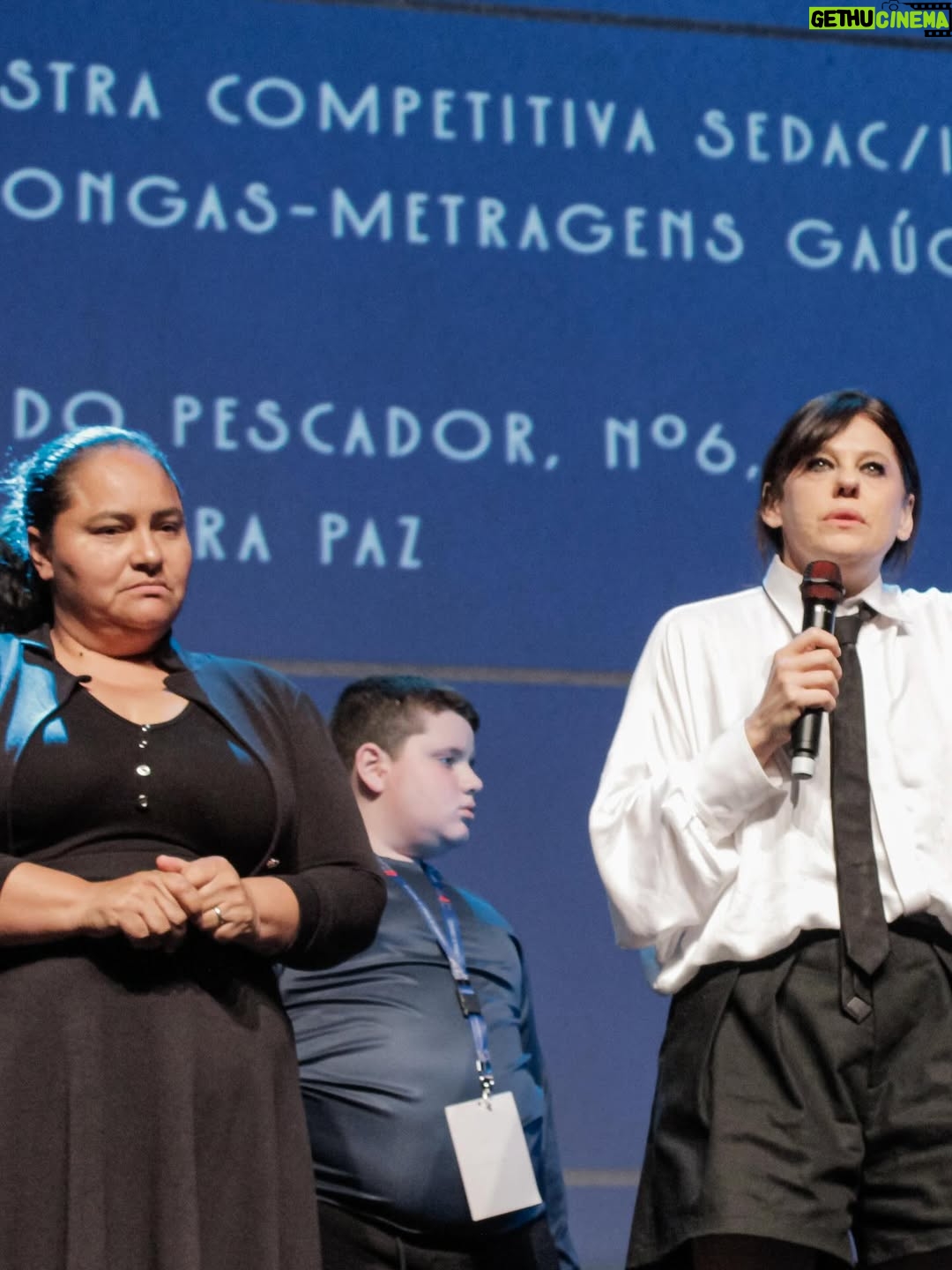 Barbara Paz - 3K Likes - Rua do Pescador N6  com seu espanto perante o trágico  tem emocionado .. . .@festivaldecinemadegramado Obrigada por estender o tapete vermelho para os meus persongens que ainda lutam para sobre(viver) depois de um fim .. Obrigada todos os meus queridos amigos da Ilha da Pintada. Eternizamos essa historia nesse pequeno retrato . Obrigada por dividirem  suas  vidas suas dores e sua luta por pertencimento e amor por essa terra ! Nosso Rio  Grande do Sul ! Brindamos a vida ! 

obrigada @palavra.assessoria vcs foram incriveis ! 
fotos @edison_d_vara 
Obrigada @bonitocinesur  Festival de Bonito na sua terceira edicao mostramdo que veio para ficar. Lindo ! potente ! Obrigada !  @elisregina_photo @nilson_rodrigues_f e todo o júri por ter nos presenteado como Melhor Filme Ambiental 2025 

obrigada todos os meus grandes parceiros @morenafilmes @globonews @canalbrasil @moovie_productions  @d@cinemateca.brasileira @marizaleao  @tiagorezende  @ledugarcia 

quero agradecer o maravilhoso @dezoito35  que nos recebeu tao bem e nos alimentou com a melhor comida do sul !
obrigada @marcio.p.carvalho 
obrigado minha amiga pela parceria sempre @dudabrack 

Obrigada minha equipe que sem vocês não existria esse filme. Somos um time de potências.

@danielamazzilli @brunopolidoro_ @tajestheo @marcelo.armani @richardftavares @lancafilmes @vallone_montagem @___brentt  @antoniovenancio @_chico_dot 
obrigada @primeiroplanocom nossa assessoria maravilhosa @anna4m_ 

parabéns @rodferrante e @andre_tadeu_mix  @vallone_montagem @renatoborghettioficial  pelos os Kikitos!! .juntos somos fortes . 

obrigada @joao_pimenta pelo o look maravilhoso sempre juntos nos melhores momentos! 

e  a estrada da Rua do Pescador N6 continua …continuaremos mostrando esse retrato pelo o mundo …. já já chegando em outros grandes festivais .