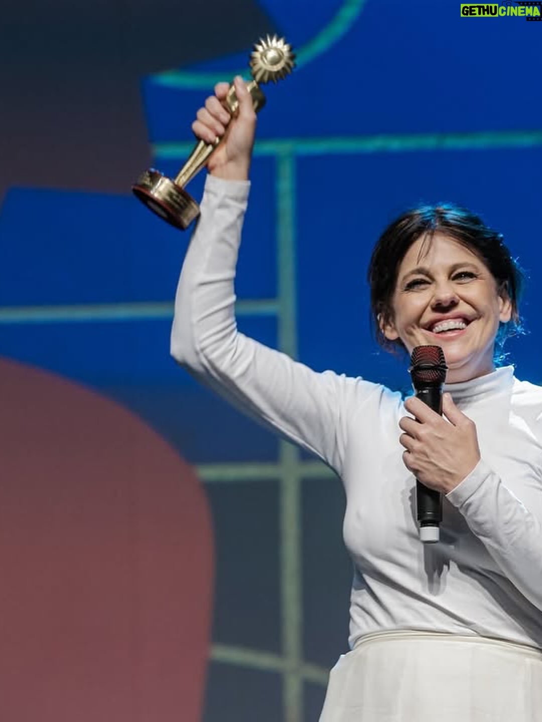 Barbara Paz - 3K Likes - Rua do Pescador N6  com seu espanto perante o trágico  tem emocionado .. . .@festivaldecinemadegramado Obrigada por estender o tapete vermelho para os meus persongens que ainda lutam para sobre(viver) depois de um fim .. Obrigada todos os meus queridos amigos da Ilha da Pintada. Eternizamos essa historia nesse pequeno retrato . Obrigada por dividirem  suas  vidas suas dores e sua luta por pertencimento e amor por essa terra ! Nosso Rio  Grande do Sul ! Brindamos a vida ! 

obrigada @palavra.assessoria vcs foram incriveis ! 
fotos @edison_d_vara 
Obrigada @bonitocinesur  Festival de Bonito na sua terceira edicao mostramdo que veio para ficar. Lindo ! potente ! Obrigada !  @elisregina_photo @nilson_rodrigues_f e todo o júri por ter nos presenteado como Melhor Filme Ambiental 2025 

obrigada todos os meus grandes parceiros @morenafilmes @globonews @canalbrasil @moovie_productions  @d@cinemateca.brasileira @marizaleao  @tiagorezende  @ledugarcia 

quero agradecer o maravilhoso @dezoito35  que nos recebeu tao bem e nos alimentou com a melhor comida do sul !
obrigada @marcio.p.carvalho 
obrigado minha amiga pela parceria sempre @dudabrack 

Obrigada minha equipe que sem vocês não existria esse filme. Somos um time de potências.

@danielamazzilli @brunopolidoro_ @tajestheo @marcelo.armani @richardftavares @lancafilmes @vallone_montagem @___brentt  @antoniovenancio @_chico_dot 
obrigada @primeiroplanocom nossa assessoria maravilhosa @anna4m_ 

parabéns @rodferrante e @andre_tadeu_mix  @vallone_montagem @renatoborghettioficial  pelos os Kikitos!! .juntos somos fortes . 

obrigada @joao_pimenta pelo o look maravilhoso sempre juntos nos melhores momentos! 

e  a estrada da Rua do Pescador N6 continua …continuaremos mostrando esse retrato pelo o mundo …. já já chegando em outros grandes festivais .