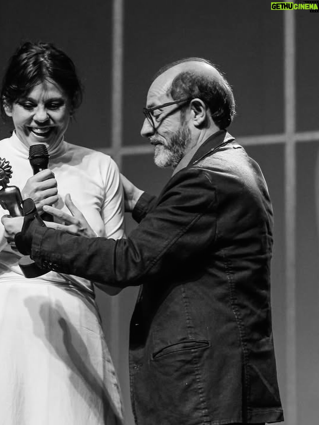 Barbara Paz - 3K Likes - Rua do Pescador N6  com seu espanto perante o trágico  tem emocionado .. . .@festivaldecinemadegramado Obrigada por estender o tapete vermelho para os meus persongens que ainda lutam para sobre(viver) depois de um fim .. Obrigada todos os meus queridos amigos da Ilha da Pintada. Eternizamos essa historia nesse pequeno retrato . Obrigada por dividirem  suas  vidas suas dores e sua luta por pertencimento e amor por essa terra ! Nosso Rio  Grande do Sul ! Brindamos a vida ! 

obrigada @palavra.assessoria vcs foram incriveis ! 
fotos @edison_d_vara 
Obrigada @bonitocinesur  Festival de Bonito na sua terceira edicao mostramdo que veio para ficar. Lindo ! potente ! Obrigada !  @elisregina_photo @nilson_rodrigues_f e todo o júri por ter nos presenteado como Melhor Filme Ambiental 2025 

obrigada todos os meus grandes parceiros @morenafilmes @globonews @canalbrasil @moovie_productions  @d@cinemateca.brasileira @marizaleao  @tiagorezende  @ledugarcia 

quero agradecer o maravilhoso @dezoito35  que nos recebeu tao bem e nos alimentou com a melhor comida do sul !
obrigada @marcio.p.carvalho 
obrigado minha amiga pela parceria sempre @dudabrack 

Obrigada minha equipe que sem vocês não existria esse filme. Somos um time de potências.

@danielamazzilli @brunopolidoro_ @tajestheo @marcelo.armani @richardftavares @lancafilmes @vallone_montagem @___brentt  @antoniovenancio @_chico_dot 
obrigada @primeiroplanocom nossa assessoria maravilhosa @anna4m_ 

parabéns @rodferrante e @andre_tadeu_mix  @vallone_montagem @renatoborghettioficial  pelos os Kikitos!! .juntos somos fortes . 

obrigada @joao_pimenta pelo o look maravilhoso sempre juntos nos melhores momentos! 

e  a estrada da Rua do Pescador N6 continua …continuaremos mostrando esse retrato pelo o mundo …. já já chegando em outros grandes festivais .