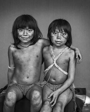 Barbara Paz Instagram - Obrigada MAESTRO
SEBASTIÃO SALGADO !!!
A fotografia é a memória de todos nós.
É através dela que o mundo nos vê
Com o preto e branco e todas as gamas de cinza, porém, posso me concentrar na densidade das pessoas, suas atitudes, seus olhares, sem que estes sejam parasitados pela cor
Não podemos ser apenas espectadores da destruição. Precisamos ser agentes de mudança -
Sebastião Salgado.
