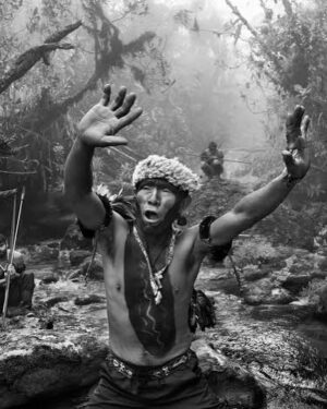 Barbara Paz Instagram - Obrigada MAESTRO
SEBASTIÃO SALGADO !!!
A fotografia é a memória de todos nós.
É através dela que o mundo nos vê
Com o preto e branco e todas as gamas de cinza, porém, posso me concentrar na densidade das pessoas, suas atitudes, seus olhares, sem que estes sejam parasitados pela cor
Não podemos ser apenas espectadores da destruição. Precisamos ser agentes de mudança -
Sebastião Salgado.