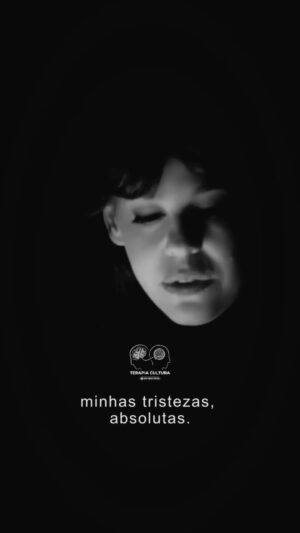 Barbara Paz Instagram - A Arte do Encontro 

Sou composta por urgências
minhas alegrias são intensas; 
minhas tristezas, absolutas. 
Entupo-me de ausências,
Esvazio-me de excessos. 
Eu não caibo no estreito, 
eu só vivo nos extremos.
Pouco não me serve, 
médio não me satisfaz,
metades nunca foram meu forte
Todos os grandes e pequenos momentos
feitos com amor e com carinho,
são pra mim recordações eternas.
Palavras até me conquistam
 temporariamente...
Mas atitudes me perdem ou me ganham para sempre.
Suponho que me entender 
não é uma questão de inteligência 
e sim de sentir, 
de entrar em contato.
Ou toca, ou não toca.

Clarice Lispector 

I am made of urgencies
my joys are intense;
my sadness, absolute.

I fill myself with absences,
I empty myself of excesses.

I don't fit into the narrow,

I only live in extremes.

The little doesn't serve me,

the middle doesn't satisfy me,

halves have never been my strong point

All the big and small moments
made with love and affection,
are eternal memories for me.

Words even win me over
temporarily...

But attitudes lose me or win me over forever.

I suppose you understand me

is not a question of intelligence

but of feeling,

of getting in touch.

It either touches you or it doesn't.

@seeufosseeu
@canalbrasil