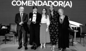 Barbara Paz Instagram - Muito honrada de ter sido uma das agraciadas a medalha da ORDEM DO MÉRITO CULTURAL. Orgulho de ser uma artista brasileira !!! . Obrigada presidente @lulaoficial obrigada Ministra @margarethmenezes obrigada Secretário @marciotsantos Um dia histórico para nossa cultura .
Essa é a maior honraria pública do setor cultural brasileiro, que condecora pessoas que contribuem com a nossa cultura e transformam o país.
Reinaugurando o belissimo Palácio Gustavo Capanema, um ícone da arquitetura modernista do país que estava abandonado há anos.
Muitos artistas, instituições, entidades ..sendo homenageadas - assim como Eunice Paiva e Marcelo Rubens Paiva e todos de “Ainda estou aqui “ uma linda Homenagem a esse grande filme que nos trouxe um Oscar e que eternizou essa família para jamais a ditadura ser esquecida !
VIVA A CULTURA BRASILEIRA !!!! VIVA o @minc minc @govbr
