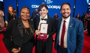 Barbara Paz Instagram - Muito honrada de ter sido uma das agraciadas a medalha da ORDEM DO MÉRITO CULTURAL. Orgulho de ser uma artista brasileira !!! . Obrigada presidente @lulaoficial obrigada Ministra @margarethmenezes obrigada Secretário @marciotsantos Um dia histórico para nossa cultura .
Essa é a maior honraria pública do setor cultural brasileiro, que condecora pessoas que contribuem com a nossa cultura e transformam o país.
Reinaugurando o belissimo Palácio Gustavo Capanema, um ícone da arquitetura modernista do país que estava abandonado há anos.
Muitos artistas, instituições, entidades ..sendo homenageadas - assim como Eunice Paiva e Marcelo Rubens Paiva e todos de “Ainda estou aqui “ uma linda Homenagem a esse grande filme que nos trouxe um Oscar e que eternizou essa família para jamais a ditadura ser esquecida !
VIVA A CULTURA BRASILEIRA !!!! VIVA o @minc minc @govbr