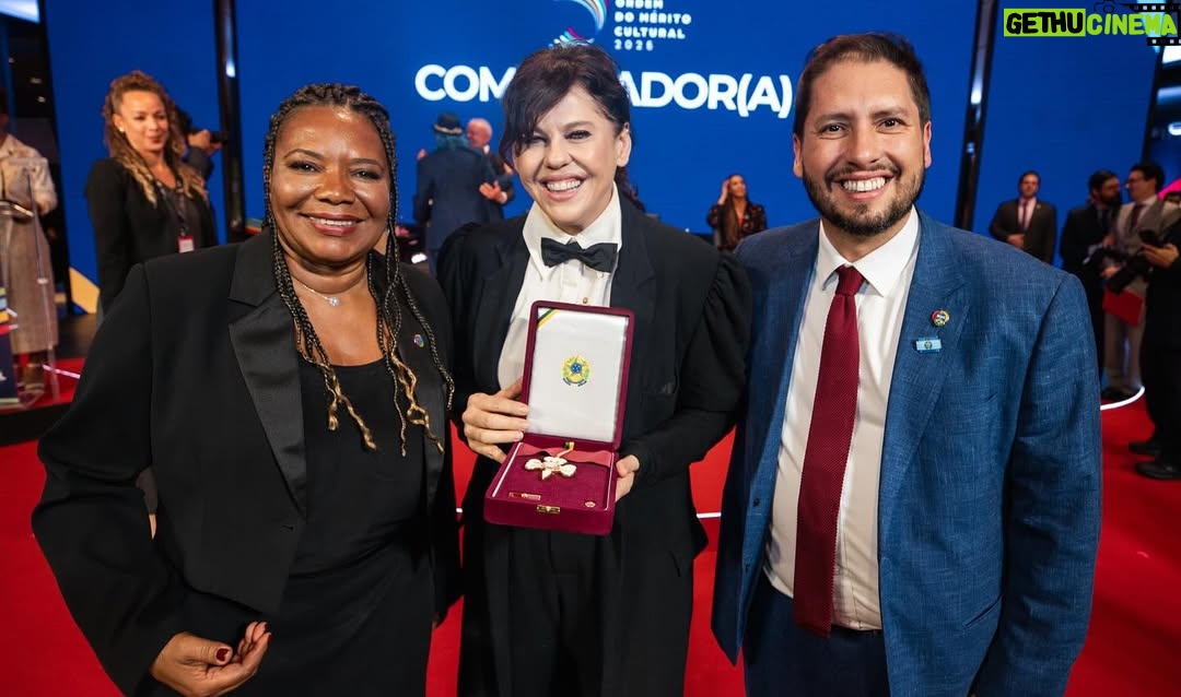 Barbara Paz - 2K Likes - Muito honrada de ter sido uma das agraciadas a medalha da ORDEM DO MÉRITO CULTURAL.  Orgulho de ser uma artista brasileira !!! .  Obrigada presidente  @lulaoficial  obrigada Ministra @margarethmenezes  obrigada Secretário @marciotsantos  Um dia histórico para nossa cultura . 
Essa é a maior honraria pública do setor cultural brasileiro, que condecora pessoas que contribuem com a nossa cultura e transformam o país.

Reinaugurando o belissimo Palácio Gustavo Capanema, um ícone da arquitetura modernista do país que estava abandonado há anos.

Muitos artistas, instituições, entidades ..sendo homenageadas - assim como Eunice Paiva e Marcelo Rubens Paiva e todos de “Ainda estou aqui “ uma linda Homenagem  a esse grande filme que nos trouxe um Oscar e que eternizou essa família para jamais a ditadura ser esquecida ! 

VIVA A CULTURA BRASILEIRA !!!! VIVA o @minc minc @govbr