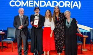 Barbara Paz Instagram - Muito honrada de ter sido uma das agraciadas a medalha da ORDEM DO MÉRITO CULTURAL. Orgulho de ser uma artista brasileira !!! . Obrigada presidente @lulaoficial obrigada Ministra @margarethmenezes obrigada Secretário @marciotsantos Um dia histórico para nossa cultura .
Essa é a maior honraria pública do setor cultural brasileiro, que condecora pessoas que contribuem com a nossa cultura e transformam o país.
Reinaugurando o belissimo Palácio Gustavo Capanema, um ícone da arquitetura modernista do país que estava abandonado há anos.
Muitos artistas, instituições, entidades ..sendo homenageadas - assim como Eunice Paiva e Marcelo Rubens Paiva e todos de “Ainda estou aqui “ uma linda Homenagem a esse grande filme que nos trouxe um Oscar e que eternizou essa família para jamais a ditadura ser esquecida !
VIVA A CULTURA BRASILEIRA !!!! VIVA o @minc minc @govbr