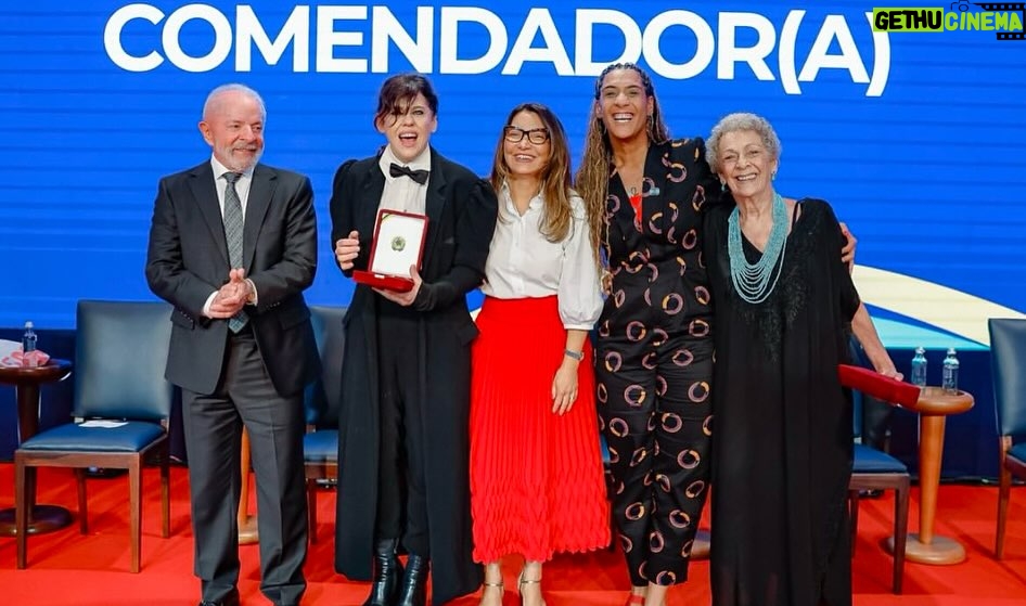 Barbara Paz - 2K Likes - Muito honrada de ter sido uma das agraciadas a medalha da ORDEM DO MÉRITO CULTURAL.  Orgulho de ser uma artista brasileira !!! .  Obrigada presidente  @lulaoficial  obrigada Ministra @margarethmenezes  obrigada Secretário @marciotsantos  Um dia histórico para nossa cultura . 
Essa é a maior honraria pública do setor cultural brasileiro, que condecora pessoas que contribuem com a nossa cultura e transformam o país.

Reinaugurando o belissimo Palácio Gustavo Capanema, um ícone da arquitetura modernista do país que estava abandonado há anos.

Muitos artistas, instituições, entidades ..sendo homenageadas - assim como Eunice Paiva e Marcelo Rubens Paiva e todos de “Ainda estou aqui “ uma linda Homenagem  a esse grande filme que nos trouxe um Oscar e que eternizou essa família para jamais a ditadura ser esquecida ! 

VIVA A CULTURA BRASILEIRA !!!! VIVA o @minc minc @govbr