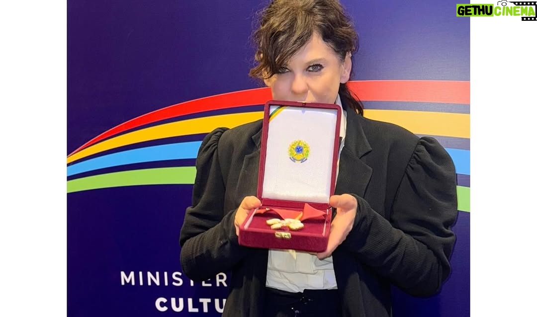 Barbara Paz - 2K Likes - Muito honrada de ter sido uma das agraciadas a medalha da ORDEM DO MÉRITO CULTURAL.  Orgulho de ser uma artista brasileira !!! .  Obrigada presidente  @lulaoficial  obrigada Ministra @margarethmenezes  obrigada Secretário @marciotsantos  Um dia histórico para nossa cultura . 
Essa é a maior honraria pública do setor cultural brasileiro, que condecora pessoas que contribuem com a nossa cultura e transformam o país.

Reinaugurando o belissimo Palácio Gustavo Capanema, um ícone da arquitetura modernista do país que estava abandonado há anos.

Muitos artistas, instituições, entidades ..sendo homenageadas - assim como Eunice Paiva e Marcelo Rubens Paiva e todos de “Ainda estou aqui “ uma linda Homenagem  a esse grande filme que nos trouxe um Oscar e que eternizou essa família para jamais a ditadura ser esquecida ! 

VIVA A CULTURA BRASILEIRA !!!! VIVA o @minc minc @govbr