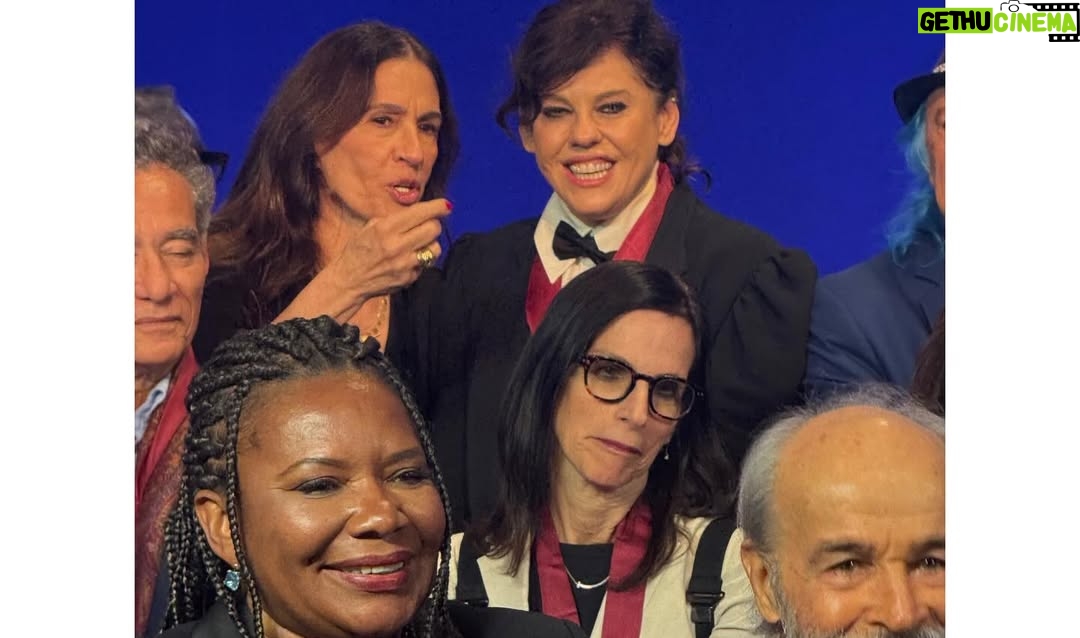 Barbara Paz - 2K Likes - Muito honrada de ter sido uma das agraciadas a medalha da ORDEM DO MÉRITO CULTURAL.  Orgulho de ser uma artista brasileira !!! .  Obrigada presidente  @lulaoficial  obrigada Ministra @margarethmenezes  obrigada Secretário @marciotsantos  Um dia histórico para nossa cultura . 
Essa é a maior honraria pública do setor cultural brasileiro, que condecora pessoas que contribuem com a nossa cultura e transformam o país.

Reinaugurando o belissimo Palácio Gustavo Capanema, um ícone da arquitetura modernista do país que estava abandonado há anos.

Muitos artistas, instituições, entidades ..sendo homenageadas - assim como Eunice Paiva e Marcelo Rubens Paiva e todos de “Ainda estou aqui “ uma linda Homenagem  a esse grande filme que nos trouxe um Oscar e que eternizou essa família para jamais a ditadura ser esquecida ! 

VIVA A CULTURA BRASILEIRA !!!! VIVA o @minc minc @govbr