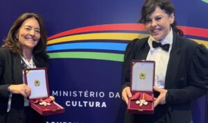 Barbara Paz Instagram - Muito honrada de ter sido uma das agraciadas a medalha da ORDEM DO MÉRITO CULTURAL. Orgulho de ser uma artista brasileira !!! . Obrigada presidente @lulaoficial obrigada Ministra @margarethmenezes obrigada Secretário @marciotsantos Um dia histórico para nossa cultura .
Essa é a maior honraria pública do setor cultural brasileiro, que condecora pessoas que contribuem com a nossa cultura e transformam o país.
Reinaugurando o belissimo Palácio Gustavo Capanema, um ícone da arquitetura modernista do país que estava abandonado há anos.
Muitos artistas, instituições, entidades ..sendo homenageadas - assim como Eunice Paiva e Marcelo Rubens Paiva e todos de “Ainda estou aqui “ uma linda Homenagem a esse grande filme que nos trouxe um Oscar e que eternizou essa família para jamais a ditadura ser esquecida !
VIVA A CULTURA BRASILEIRA !!!! VIVA o @minc minc @govbr