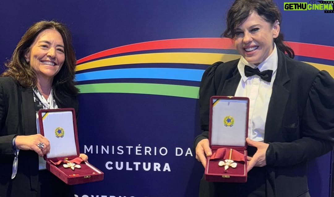 Barbara Paz - 2K Likes - Muito honrada de ter sido uma das agraciadas a medalha da ORDEM DO MÉRITO CULTURAL.  Orgulho de ser uma artista brasileira !!! .  Obrigada presidente  @lulaoficial  obrigada Ministra @margarethmenezes  obrigada Secretário @marciotsantos  Um dia histórico para nossa cultura . 
Essa é a maior honraria pública do setor cultural brasileiro, que condecora pessoas que contribuem com a nossa cultura e transformam o país.

Reinaugurando o belissimo Palácio Gustavo Capanema, um ícone da arquitetura modernista do país que estava abandonado há anos.

Muitos artistas, instituições, entidades ..sendo homenageadas - assim como Eunice Paiva e Marcelo Rubens Paiva e todos de “Ainda estou aqui “ uma linda Homenagem  a esse grande filme que nos trouxe um Oscar e que eternizou essa família para jamais a ditadura ser esquecida ! 

VIVA A CULTURA BRASILEIRA !!!! VIVA o @minc minc @govbr