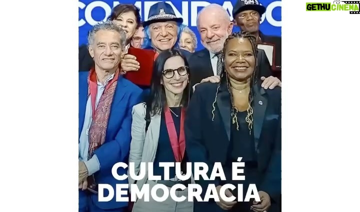 Barbara Paz - 2K Likes - Muito honrada de ter sido uma das agraciadas a medalha da ORDEM DO MÉRITO CULTURAL.  Orgulho de ser uma artista brasileira !!! .  Obrigada presidente  @lulaoficial  obrigada Ministra @margarethmenezes  obrigada Secretário @marciotsantos  Um dia histórico para nossa cultura . 
Essa é a maior honraria pública do setor cultural brasileiro, que condecora pessoas que contribuem com a nossa cultura e transformam o país.

Reinaugurando o belissimo Palácio Gustavo Capanema, um ícone da arquitetura modernista do país que estava abandonado há anos.

Muitos artistas, instituições, entidades ..sendo homenageadas - assim como Eunice Paiva e Marcelo Rubens Paiva e todos de “Ainda estou aqui “ uma linda Homenagem  a esse grande filme que nos trouxe um Oscar e que eternizou essa família para jamais a ditadura ser esquecida ! 

VIVA A CULTURA BRASILEIRA !!!! VIVA o @minc minc @govbr