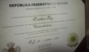 Barbara Paz Instagram - Muito honrada de ter sido uma das agraciadas a medalha da ORDEM DO MÉRITO CULTURAL. Orgulho de ser uma artista brasileira !!! . Obrigada presidente @lulaoficial obrigada Ministra @margarethmenezes obrigada Secretário @marciotsantos Um dia histórico para nossa cultura .
Essa é a maior honraria pública do setor cultural brasileiro, que condecora pessoas que contribuem com a nossa cultura e transformam o país.
Reinaugurando o belissimo Palácio Gustavo Capanema, um ícone da arquitetura modernista do país que estava abandonado há anos.
Muitos artistas, instituições, entidades ..sendo homenageadas - assim como Eunice Paiva e Marcelo Rubens Paiva e todos de “Ainda estou aqui “ uma linda Homenagem a esse grande filme que nos trouxe um Oscar e que eternizou essa família para jamais a ditadura ser esquecida !
VIVA A CULTURA BRASILEIRA !!!! VIVA o @minc minc @govbr