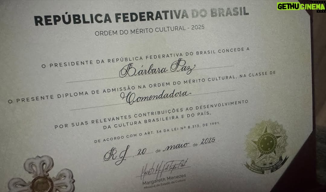 Barbara Paz - 2K Likes - Muito honrada de ter sido uma das agraciadas a medalha da ORDEM DO MÉRITO CULTURAL.  Orgulho de ser uma artista brasileira !!! .  Obrigada presidente  @lulaoficial  obrigada Ministra @margarethmenezes  obrigada Secretário @marciotsantos  Um dia histórico para nossa cultura . 
Essa é a maior honraria pública do setor cultural brasileiro, que condecora pessoas que contribuem com a nossa cultura e transformam o país.

Reinaugurando o belissimo Palácio Gustavo Capanema, um ícone da arquitetura modernista do país que estava abandonado há anos.

Muitos artistas, instituições, entidades ..sendo homenageadas - assim como Eunice Paiva e Marcelo Rubens Paiva e todos de “Ainda estou aqui “ uma linda Homenagem  a esse grande filme que nos trouxe um Oscar e que eternizou essa família para jamais a ditadura ser esquecida ! 

VIVA A CULTURA BRASILEIRA !!!! VIVA o @minc minc @govbr