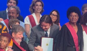 Barbara Paz Instagram - Muito honrada de ter sido uma das agraciadas a medalha da ORDEM DO MÉRITO CULTURAL. Orgulho de ser uma artista brasileira !!! . Obrigada presidente @lulaoficial obrigada Ministra @margarethmenezes obrigada Secretário @marciotsantos Um dia histórico para nossa cultura .
Essa é a maior honraria pública do setor cultural brasileiro, que condecora pessoas que contribuem com a nossa cultura e transformam o país.
Reinaugurando o belissimo Palácio Gustavo Capanema, um ícone da arquitetura modernista do país que estava abandonado há anos.
Muitos artistas, instituições, entidades ..sendo homenageadas - assim como Eunice Paiva e Marcelo Rubens Paiva e todos de “Ainda estou aqui “ uma linda Homenagem a esse grande filme que nos trouxe um Oscar e que eternizou essa família para jamais a ditadura ser esquecida !
VIVA A CULTURA BRASILEIRA !!!! VIVA o @minc minc @govbr