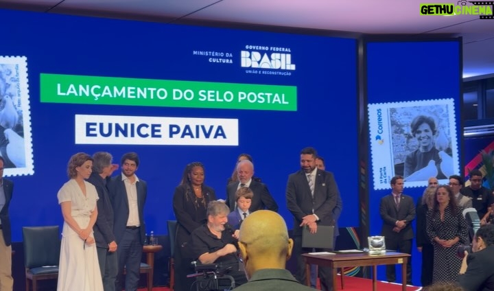 Barbara Paz - 2K Likes - Muito honrada de ter sido uma das agraciadas a medalha da ORDEM DO MÉRITO CULTURAL.  Orgulho de ser uma artista brasileira !!! .  Obrigada presidente  @lulaoficial  obrigada Ministra @margarethmenezes  obrigada Secretário @marciotsantos  Um dia histórico para nossa cultura . 
Essa é a maior honraria pública do setor cultural brasileiro, que condecora pessoas que contribuem com a nossa cultura e transformam o país.

Reinaugurando o belissimo Palácio Gustavo Capanema, um ícone da arquitetura modernista do país que estava abandonado há anos.

Muitos artistas, instituições, entidades ..sendo homenageadas - assim como Eunice Paiva e Marcelo Rubens Paiva e todos de “Ainda estou aqui “ uma linda Homenagem  a esse grande filme que nos trouxe um Oscar e que eternizou essa família para jamais a ditadura ser esquecida ! 

VIVA A CULTURA BRASILEIRA !!!! VIVA o @minc minc @govbr
