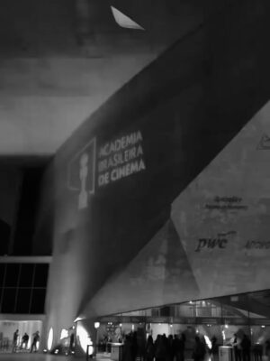 Barbara Paz Instagram - PRÊMIO GRANDE OTELO DO CINEMA BRASILEIRO! que noite histórica !
Parabéns a todos indicados , premiados reverenciados!  Parabéns ACADEMIA BRASILEIRA DE CINEMA @academia_brasileira_de_cinema  @renata_magalhaes  @paulomendonca @jefersondebr  @ariadnemazzetti @allandeberton @fillardis @dudabrack @canalbrasil @globoplay  @globofilmes @simonezuccolotto  @batman_zavareze @palavra.assessoria  e todos envolvidos que fizeram essa linda noite acontecer ! . 

como diria Orson Welles 
O cinema é o fluxo constante do sonho !