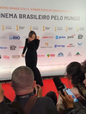 Barbara Paz Instagram - PRÊMIO GRANDE OTELO DO CINEMA BRASILEIRO! que noite histórica !
Parabéns a todos indicados , premiados reverenciados!  Parabéns ACADEMIA BRASILEIRA DE CINEMA @academia_brasileira_de_cinema  @renata_magalhaes  @paulomendonca @jefersondebr  @ariadnemazzetti @allandeberton @fillardis @dudabrack @canalbrasil @globoplay  @globofilmes @simonezuccolotto  @batman_zavareze @palavra.assessoria  e todos envolvidos que fizeram essa linda noite acontecer ! . 

como diria Orson Welles 
O cinema é o fluxo constante do sonho !