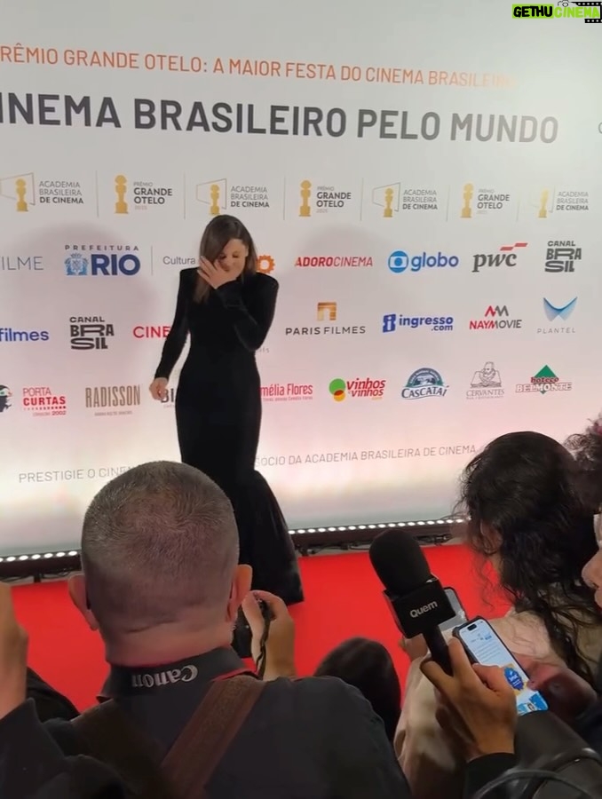 Barbara Paz - 2.2K Likes - PRÊMIO GRANDE OTELO DO CINEMA BRASILEIRO! que noite histórica !
Parabéns a todos indicados , premiados reverenciados!  Parabéns ACADEMIA BRASILEIRA DE CINEMA @academia_brasileira_de_cinema  @renata_magalhaes  @paulomendonca @jefersondebr  @ariadnemazzetti @allandeberton @fillardis @dudabrack @canalbrasil @globoplay  @globofilmes @simonezuccolotto  @batman_zavareze @palavra.assessoria  e todos envolvidos que fizeram essa linda noite acontecer ! . 

como diria Orson Welles 
O cinema é o fluxo constante do sonho !