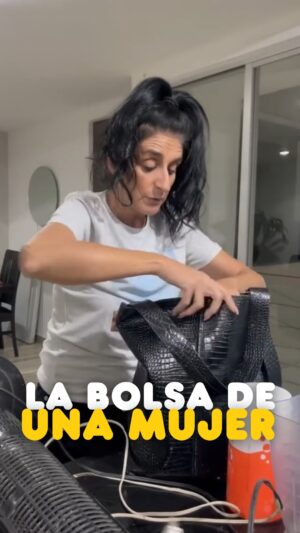 Bárbara Torres Instagram - Lo que hay en la bolsa de una mujer 👜🤣

#barbaratorres #comedia #humor
