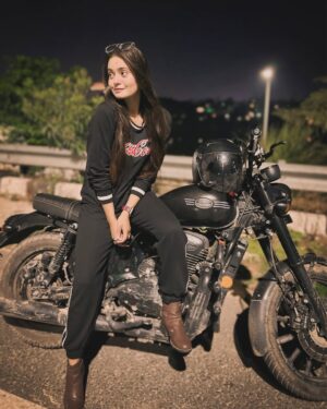 Beauty Singh Rajput Instagram - Tum,mein, or pahado par lambi bike ride 🫶🏻💫
.
.
.
.
.
.
.
@beautyrajput25 #beautyrajput25
#pic #pictures #picoftheday #insta #instagram #love #mountains #bike #bikeride