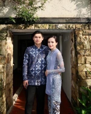 Beby Tsabina Instagram - 🤍
Makeup by @nooibeauty
Hairdo by @iwanetaufik_hair
Kebaya by @wirantikurniabride