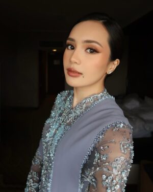 Beby Tsabina Instagram - 🤍
Makeup by @nooibeauty
Hairdo by @iwanetaufik_hair
Kebaya by @wirantikurniabride